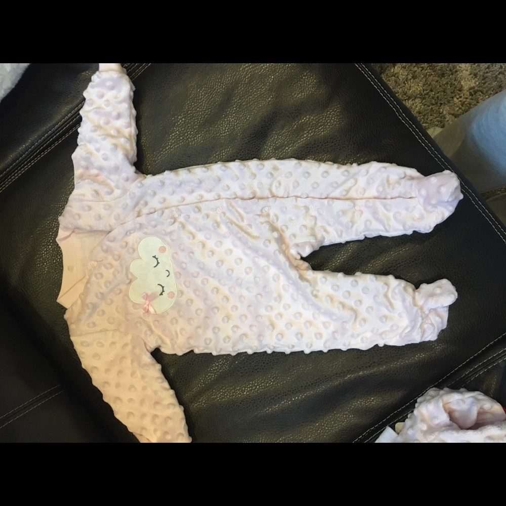 Soft, velvety puffer outfit with cloud. Light pink